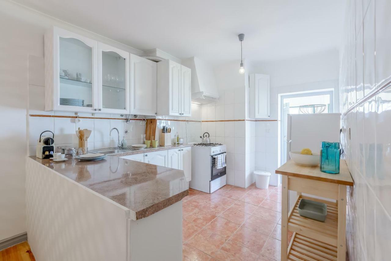 Bright & Spacious Alfama Apartment, By Timecooler Лиссабон Экстерьер фото
