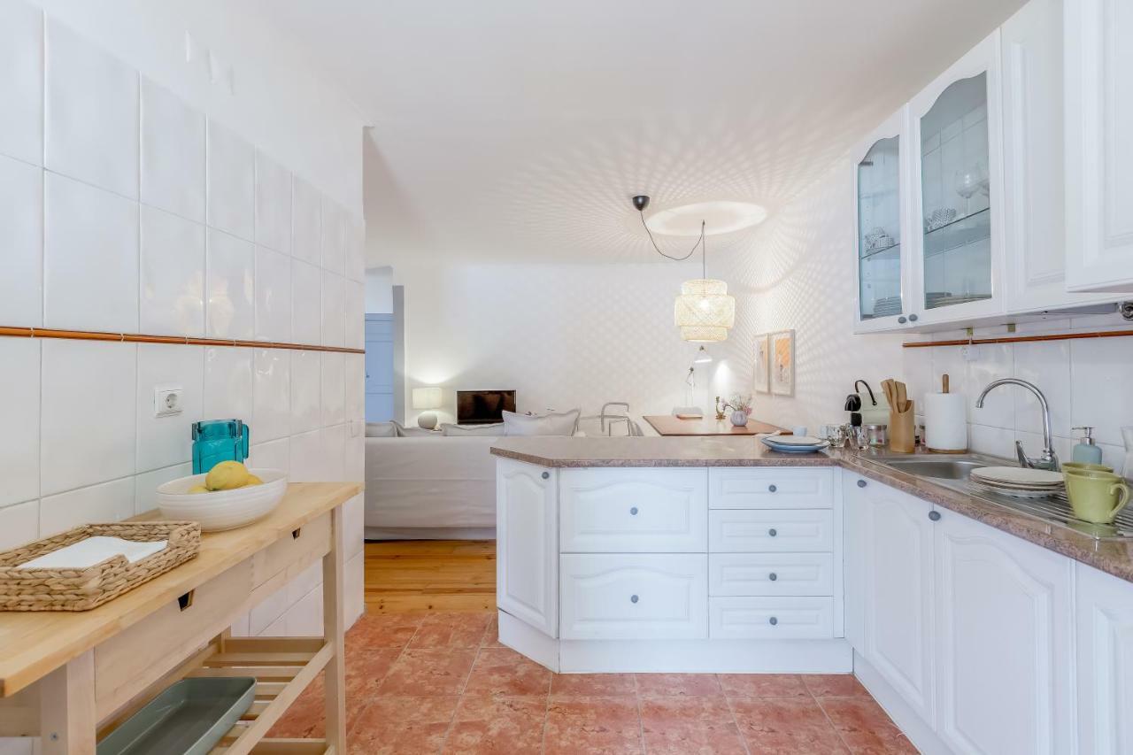 Bright & Spacious Alfama Apartment, By Timecooler Лиссабон Экстерьер фото