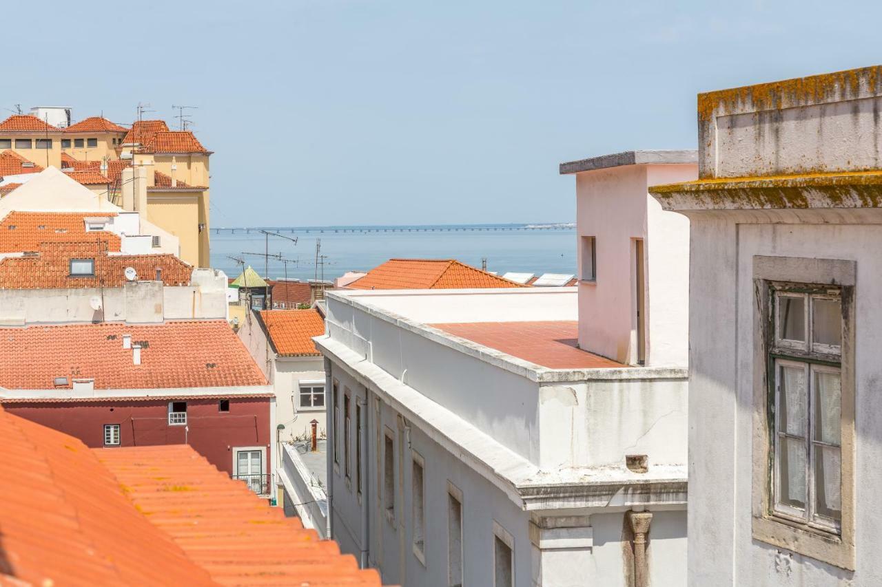 Bright & Spacious Alfama Apartment, By Timecooler Лиссабон Экстерьер фото